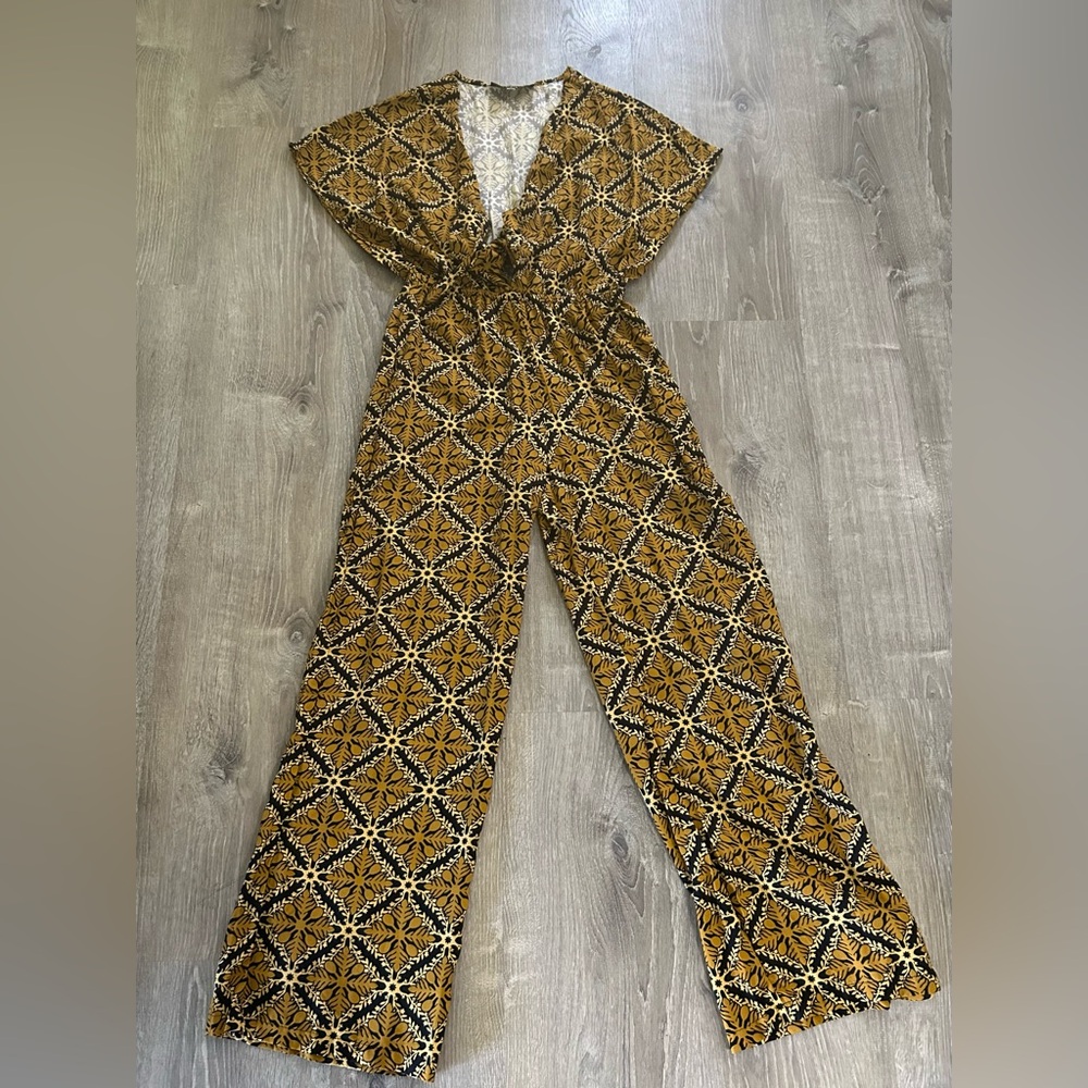 Lexbreezy cute Black and Gold Patterned Jumpsuit!